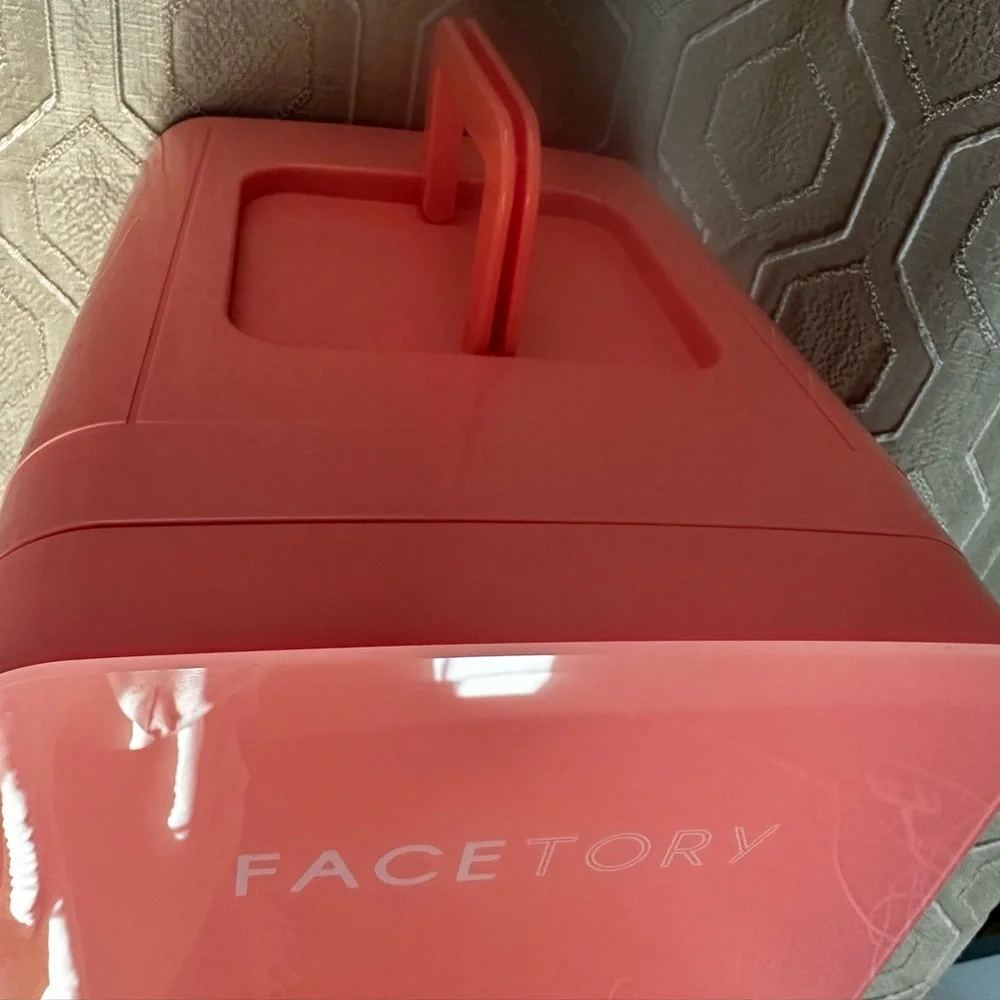 FACETORY Portable Coral Beauty Fridge with Heat and Cool Capacity New